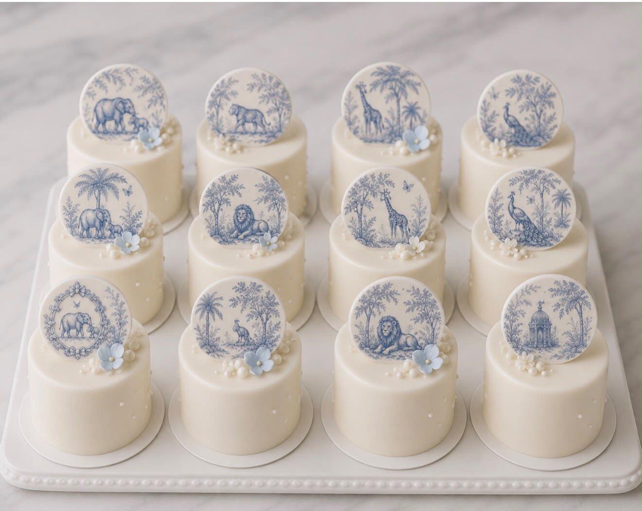 Monoporții albe decorate cu imprimeu toile de Jouy bleu, pictat manual