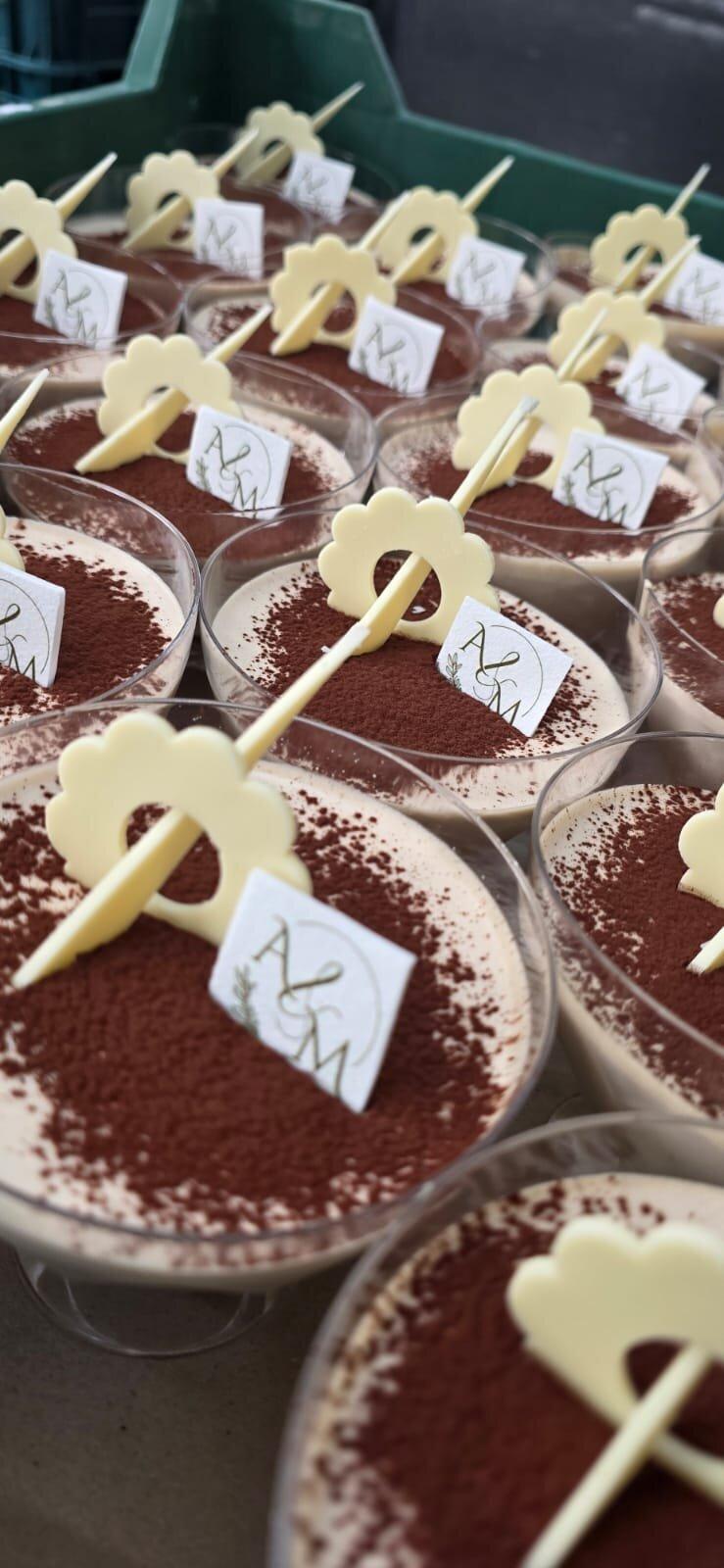 Pahare de tiramisu personalizate cu monograma mirilor și decor din ciocolată albă