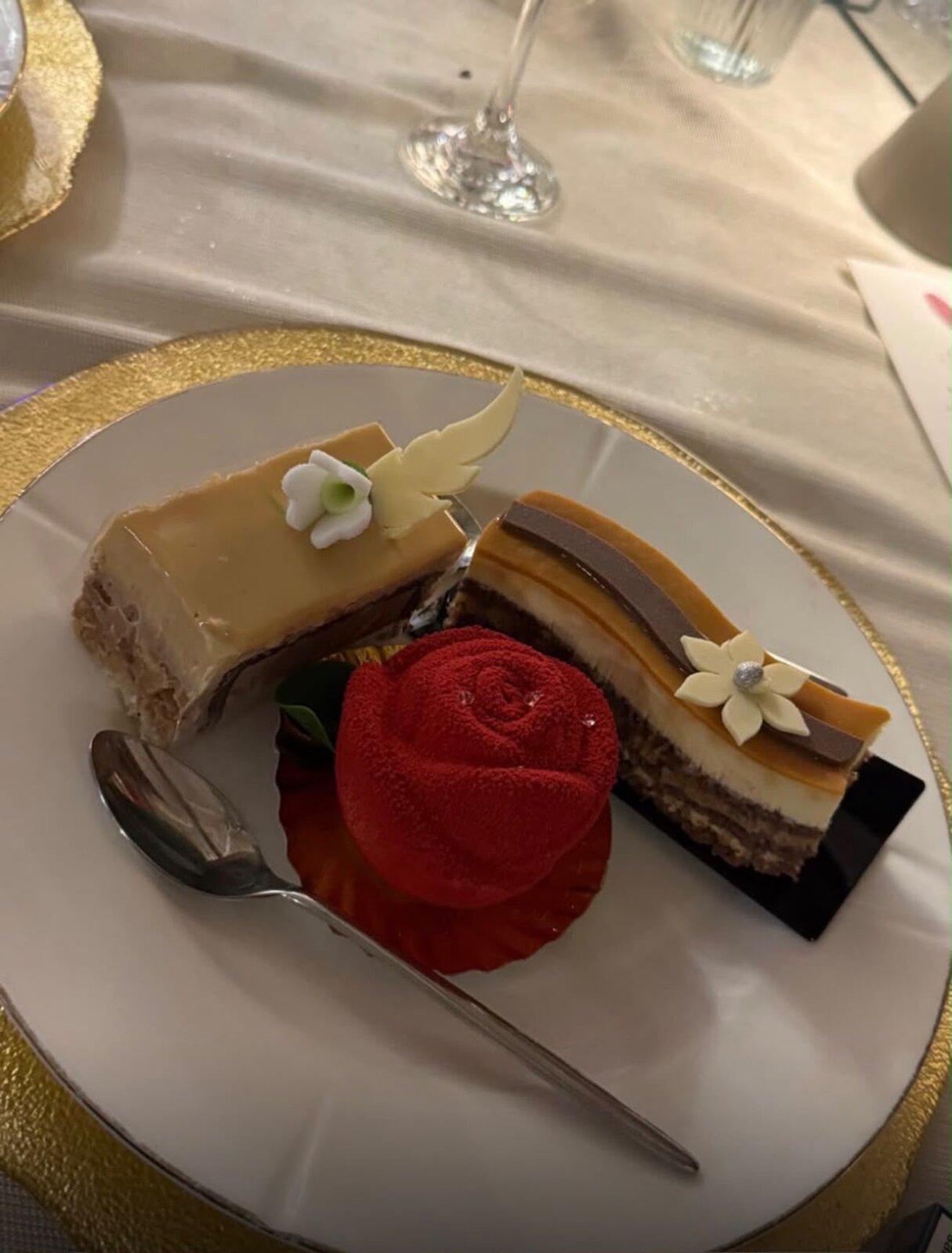 Monoporție trandafir de catifea, servită alături de o felie de tort