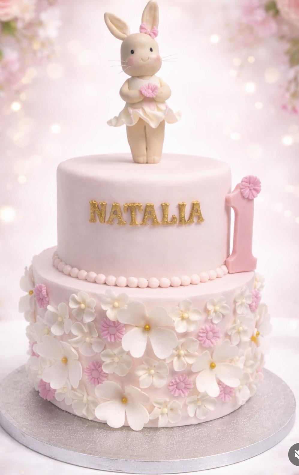 Tort aniversar cu iepuraș — Instagram Adriana Sweet Events